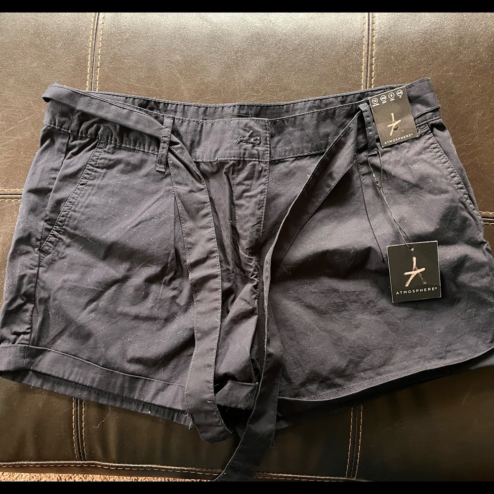 New with tag! Women’s size 8 Navy shorts.